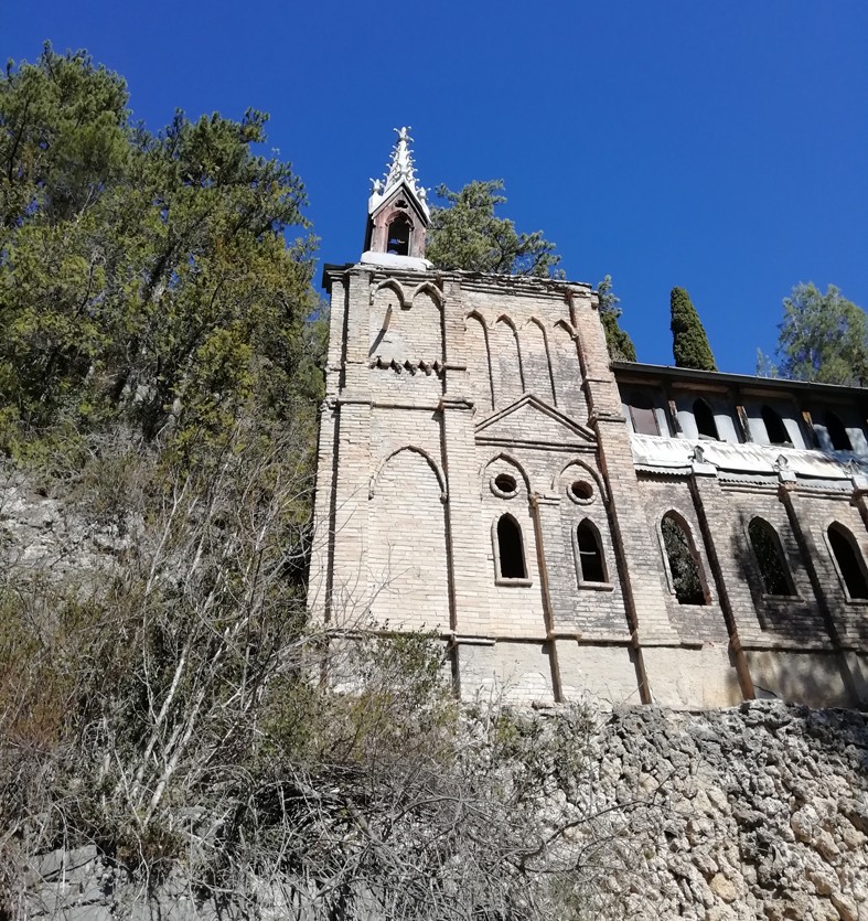 Les trois chapelles et le rocher de neuf heures 10 